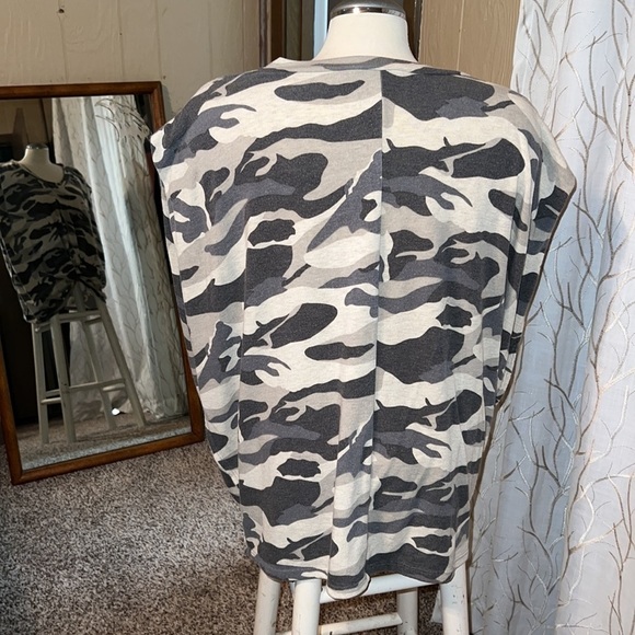 Camo t-shirt material oversized sleeveless blouse - Picture 2 of 5